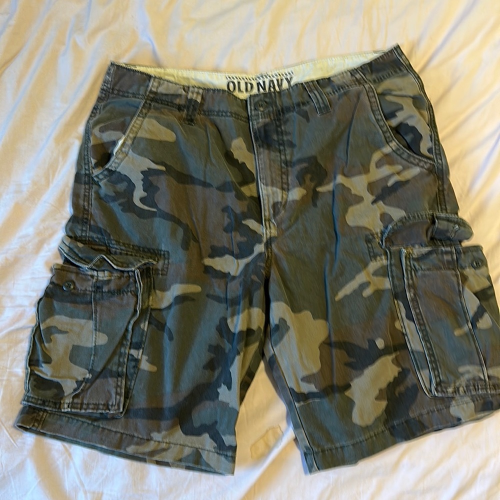 Old navy cargo camouflage shorts size 34